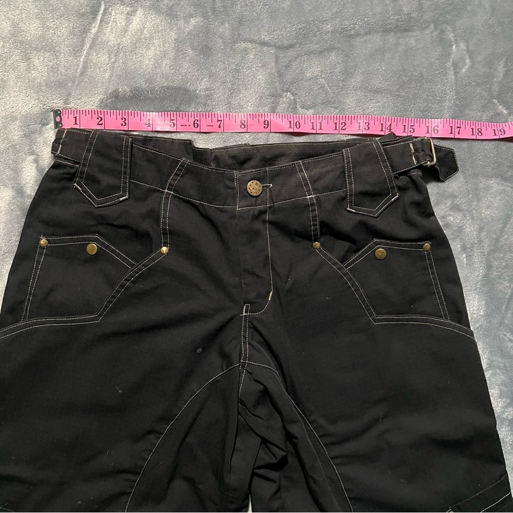 Black Oversized Style Jorts - Picture 4 of 10